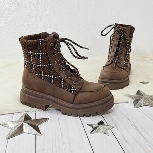 Rocket Dog Desmond brown plaid lug ankle boots size 8.5